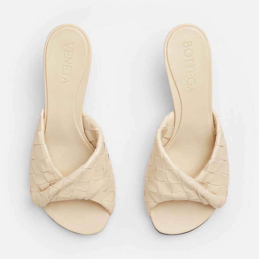 Bottega Veneta 

Kitten heel mule with a folded detail in Intrecciato leather.